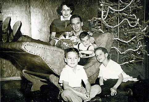 Dad&FamilyInDadsHomemadeChair.jpg (201122 bytes)